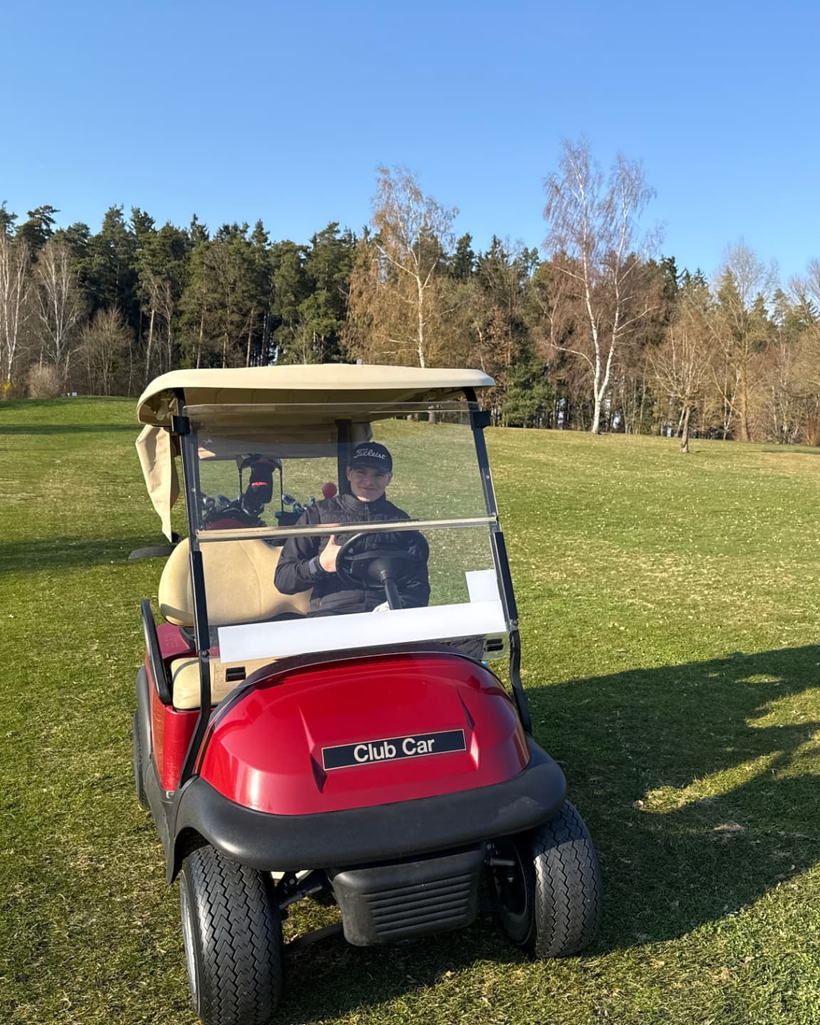 Moritz, Gründer von DivotCircle, im Golfcart auf dem Platz